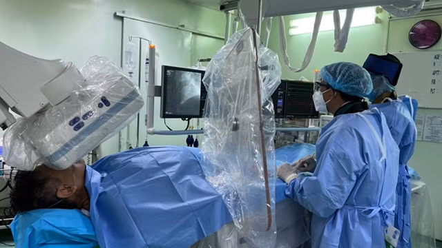 越南芹苴中央综合医院医生们积极抢救病人。
