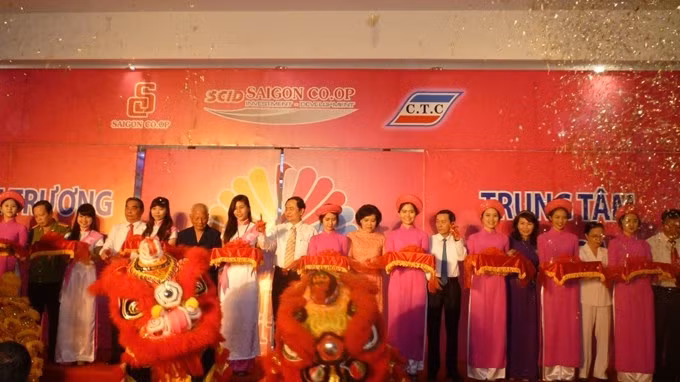 开业仪式场景。