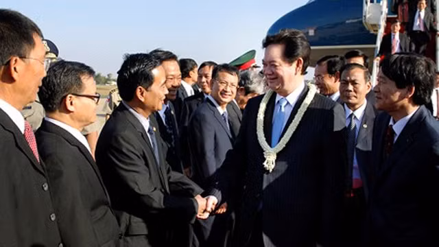 柬埔寨领导人代表和越南驻柬埔寨大使馆干部人员到机场迎接阮晋勇总理一行。（图片来源：VGP）