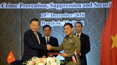 苏林部长和泰国警察总长猜金达共同签署合作协议。