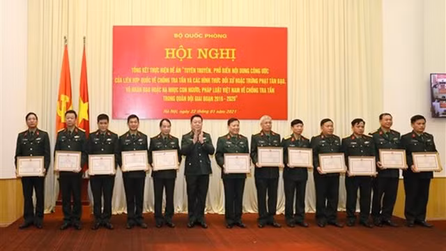 阮仲义上将向各集体颁发奖状。