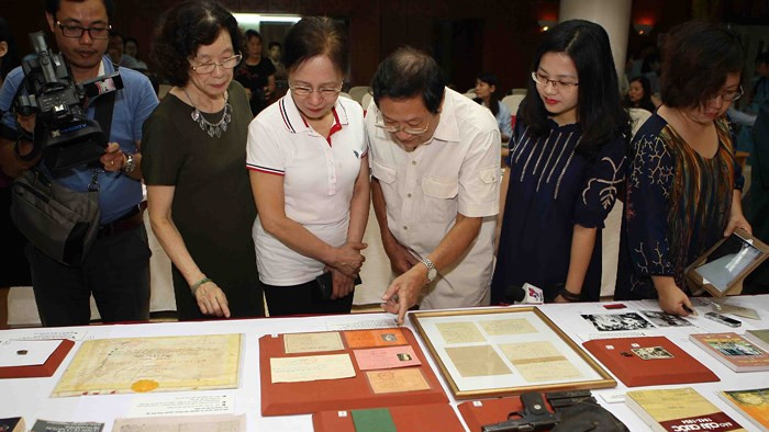 各位代表参观该资料图片展。（图片来源：首都安全报）