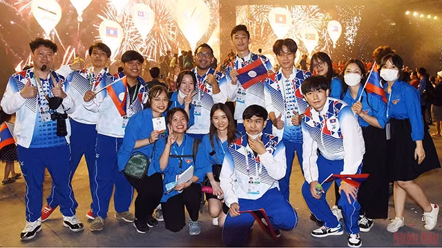 柬埔寨体育代表队在闭幕式上合影留念。