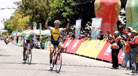 河内栋多车队黎英勇率先冲过终点。（图片来源：越通社）