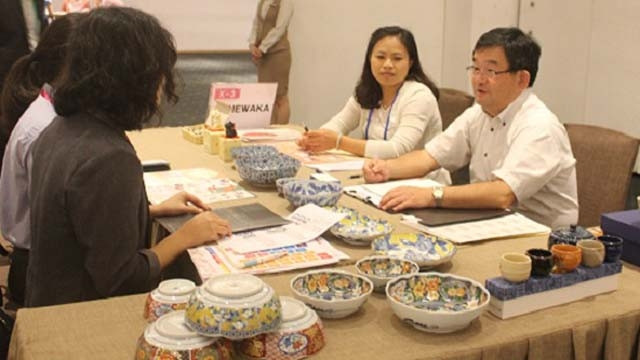 日本企业向越南分销商介绍家用品。