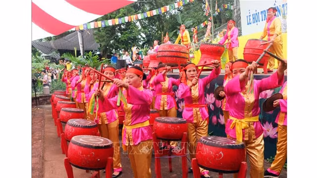 “队山鼓声回响”的打鼓仪式。（图片来源：越通社）