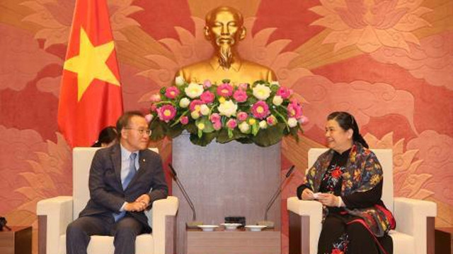 丛氏放女士和韩国国会运营委员会副委员长尹在玉。（图片来源：越通社）