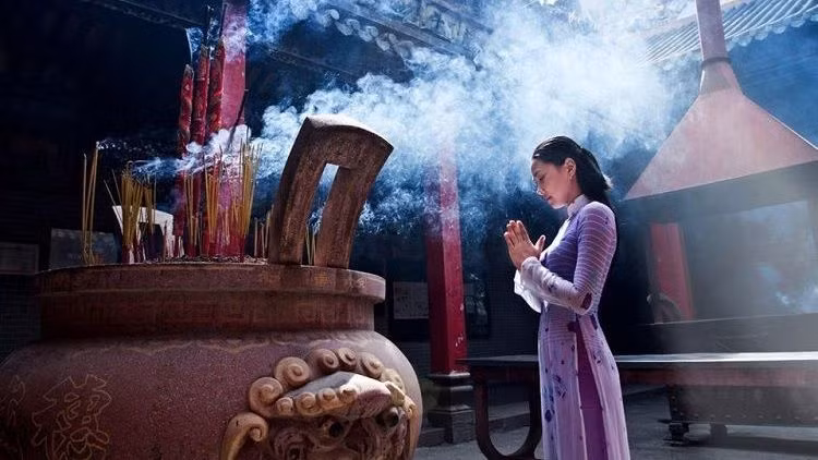  附图：年初去寺庙烧香祈福是越南人的美好习俗。