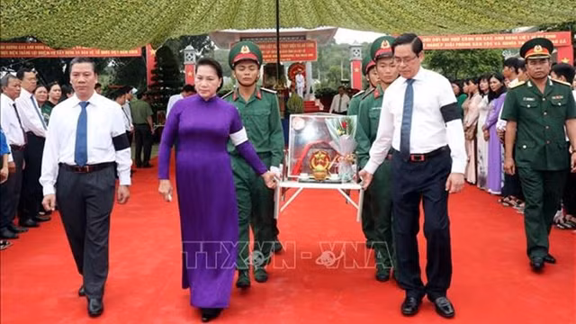 国会主席阮氏金银在西宁省出席越南烈士遗骸追悼会暨安葬仪式