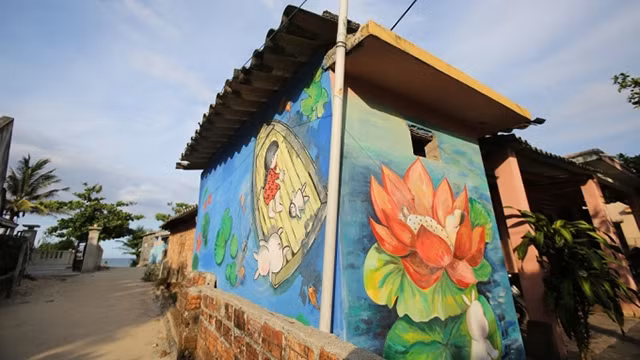 广南省三圻市三清县社区艺术村。