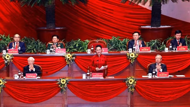 越共十二届中央政治局委员、国会主席阮氏金银代表主席团和全体大会就各政党、国际组织和友人致电、致信祝贺越共十三大表示感谢。