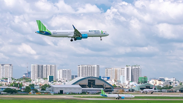 附图：越竹航空飞机。