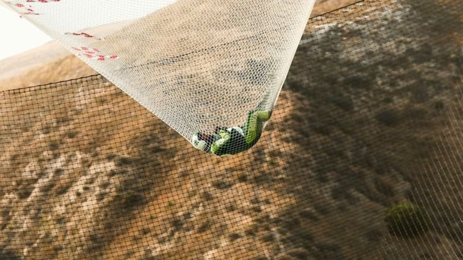 艾金斯唯一的“救命索”就是这道长宽各100英尺的救生网，而他成功命中目标。