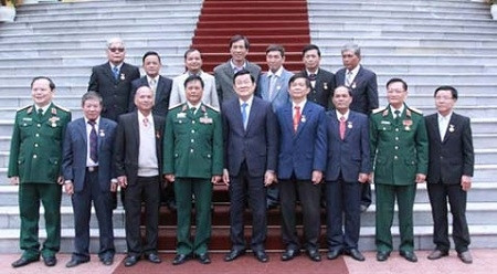 张晋创主席与各位代表合影留念。