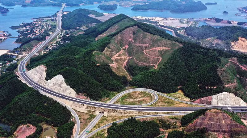 云屯—芒街高速公路被视为广宁省近200公里高速公路的最后一块“拼图”。