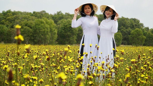 两位女游客合影留念。