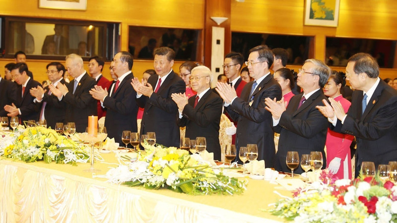 越共中央总书记阮富仲，越南国家主席陈大光，中共中央总书记、中国国家主席习近平等领导出席晚宴。