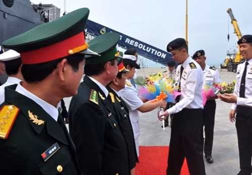 越方代表迎接新加坡海军官兵。（图片来源：民智网）