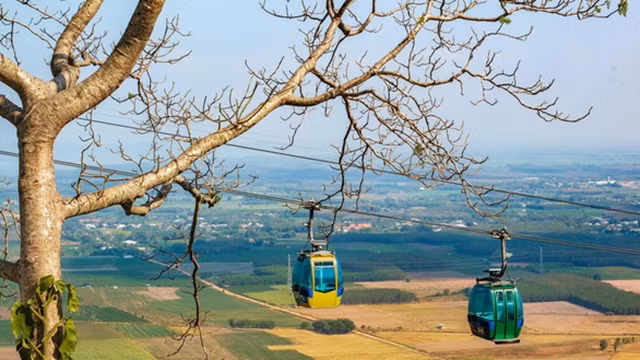 通往西宁省黑婆山峰缆车系统正式开通。
