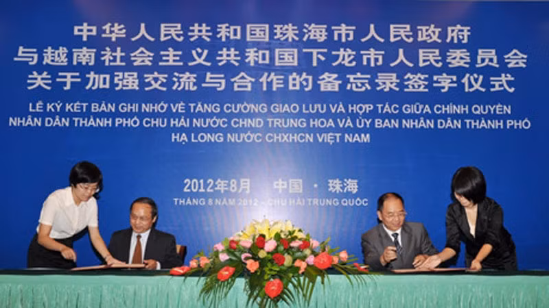 越南广宁省下龙市和中国广东省珠海市签署了《珠海市与下龙市关于增强交流与合作的备忘录》。 (Photo: 图片来源：baoquangninh.com.vn)