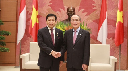 越南国会主席阮生雄会见印尼众议院议长塞特亚•诺凡多。（图片来源：VOV）