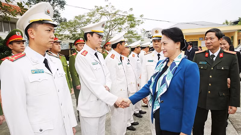 国会主席阮氏金银探访广宁省海河县公安处。（图片来源：广宁省报网）
