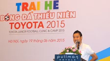 越南队的老球员阮红山被邀请成为本次足球夏令营的主教练。（图片来源：体育杂志）