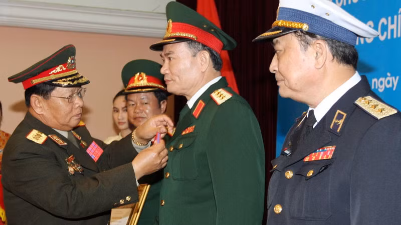 老挝党中央政治局委员、政府副总理兼国防部长 当斋 · 皮芝授予越南国防部领导《老挝一、二等自由勋章》。 (Photo: 图：越通社)