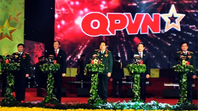 冯光青、丁世兄等领导同志一同启动按钮标志着越南国防电视频道的问世。 (Photo: 图片来源：人民军队报网)