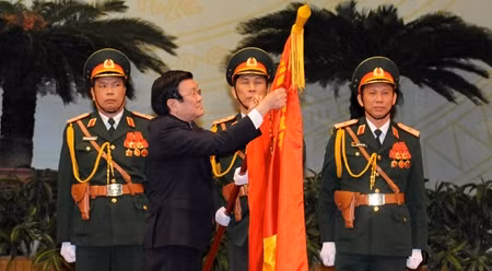 越南国家主席张晋创授予金星勋章。（图片来源：陈海 摄）