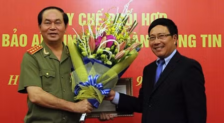 范平明副总理向陈大光大将颁发“为外交事业”纪念章。（图片来源：VOV）