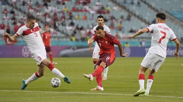 哈里斯•塞菲洛维奇扫射破门瞬间。