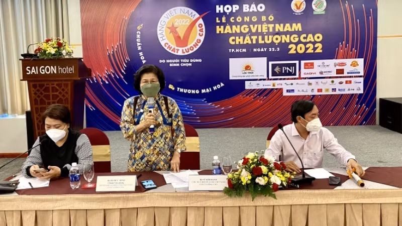 越南优质产品企业协会主席武金杏在记者会上发言。