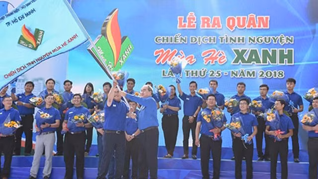 胡志明市委书记阮善仁出席2018年蓝色夏天志愿服务活动出征仪式。