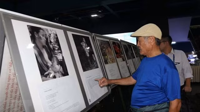 观众参观图片展。（图片来源：越通社）