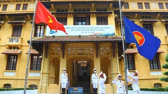 东盟会旗升旗仪式。（图片来源：越通社）
