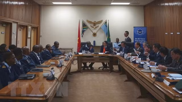 武仲越上将同南非空军司令部代表举行会谈。（图片来源：越通社）