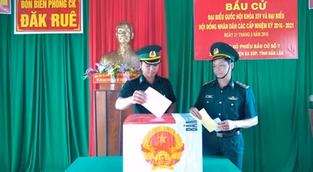 选民们在得乐省亚苏县亚崩乡达若口岸边防站投票。