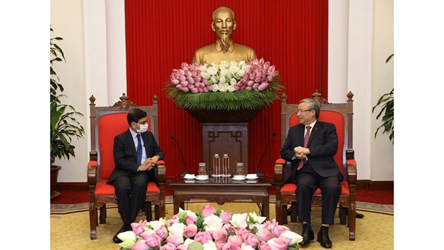 越共中央书记处常务书记陈国旺会见印度驻越大使普拉奈·维尔马。（图片来源：越通社）