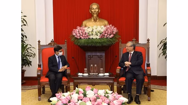 越共中央书记处常务书记陈国旺会见印度驻越大使普拉奈·维尔马。（图片来源：越通社）
