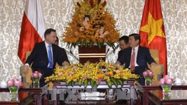 胡志明市人民委员会主席阮诚峰会见安杰伊•杜达总统。（图片来源：越通社）