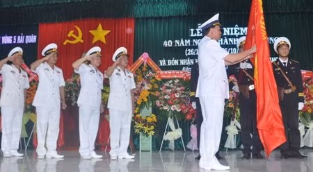 越南海军第三区司令部一级保卫祖国勋章授勋仪式。(图片来源：信息报）