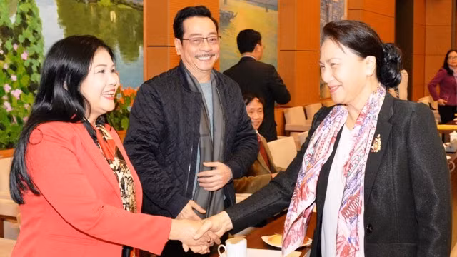 国会主席阮氏金银会见文艺工作者。（图片来源：人民报网）