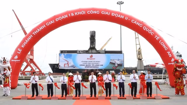 前国家主席张晋创，政府常务副总理张和平出席剪彩仪式。