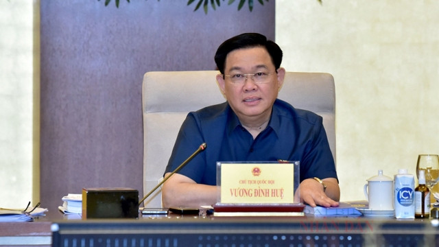 国会主席王廷惠在会上讲话。
