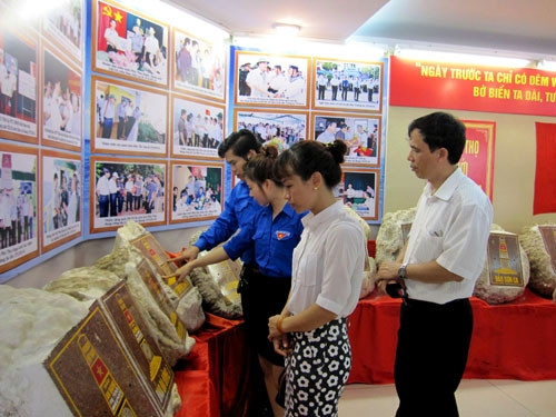 众多人民前来参观展览会。（图片来源：富寿报网）