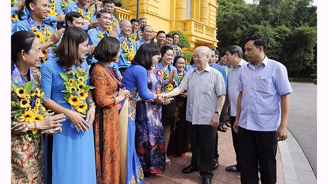 越共中央总书记、国家主席阮富仲会见优秀工会干部。（登科 摄）
