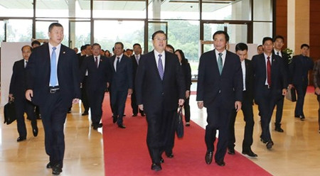 张德江同志参观越南国会大厦。
