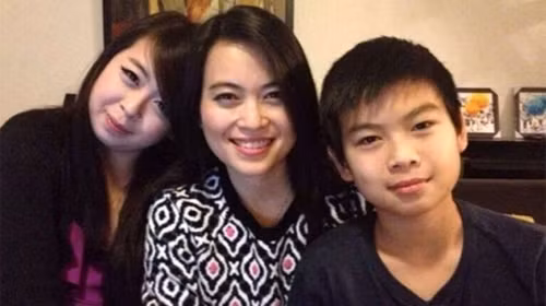 阮玉明（中）与其子女邓明珠（左一）和邓国辉。