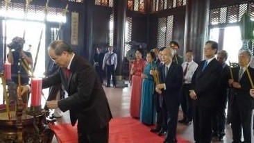 胡志明市市委书记阮善仁向雄王敬香。（图片来源：越通社）